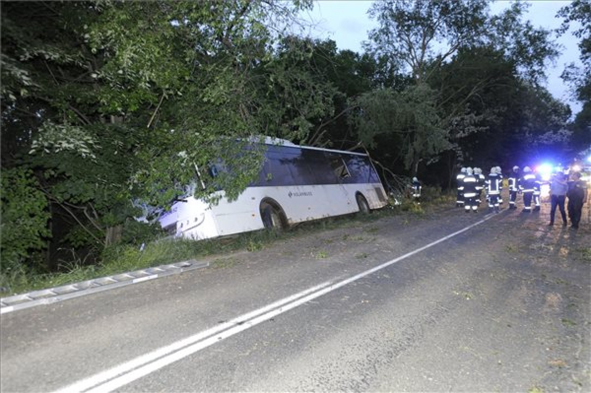 Súlyos buszbaleset Zsámbék és Páty között 